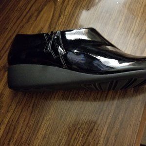 COLE HAAN PATENT LEATHER SHOES SLIP ONS OS
